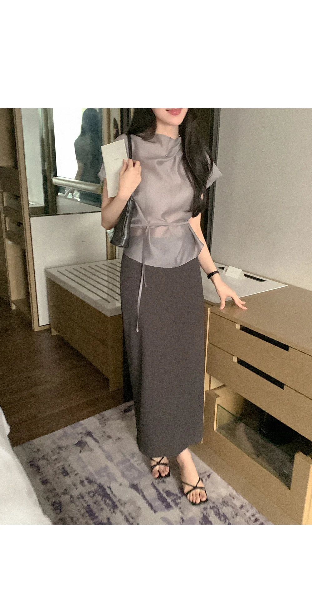 ハーフハイネック ベルテッド サテンブラウス