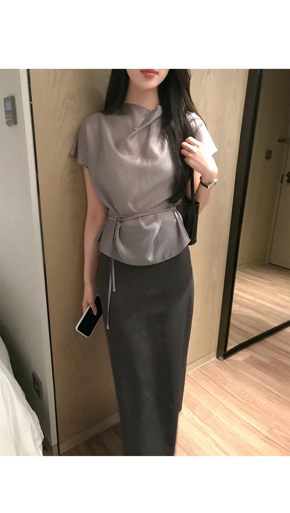 ハーフハイネック ベルテッド サテンブラウス